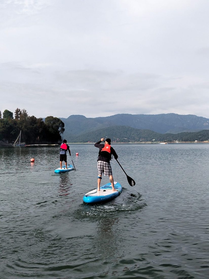 Paddle boarding en el lago de Valle de Bravo