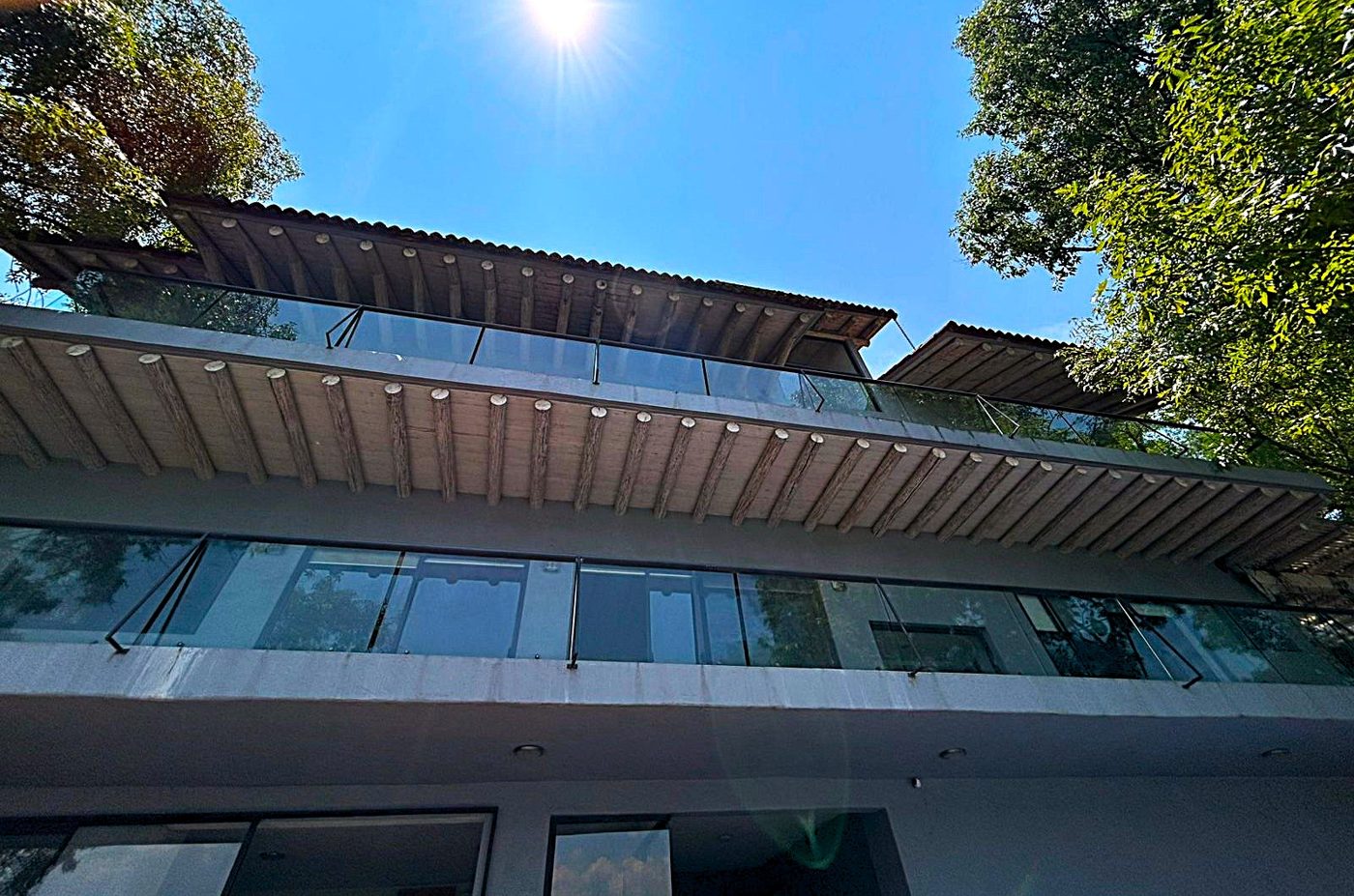 Instalaciones de la clínica frente al lago de Valle de Bravo