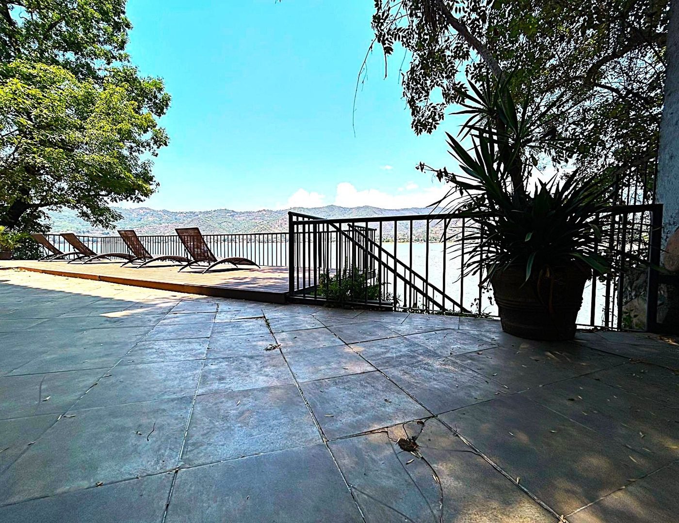 Terraza de la clínica con vista al lago de Valle de Bravo